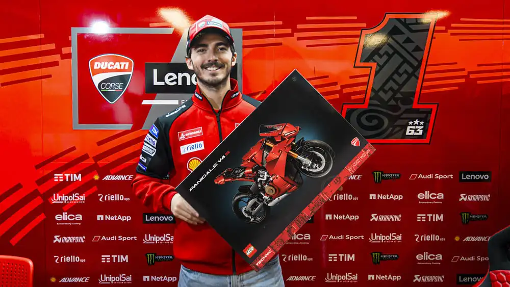 Bagnaia con il set Lego Technic Ducati Panigale V4 S