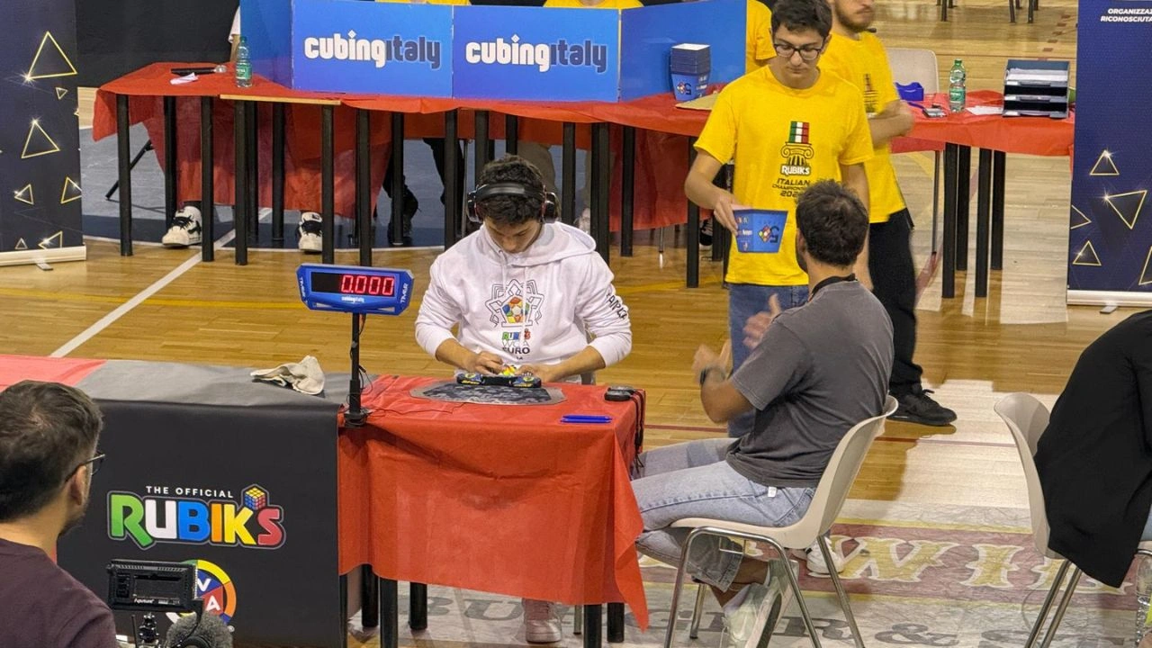 Valerio Locatelli è campione Italiano del Cubo di Rubik per il quarto anno consecutivo thumbnail