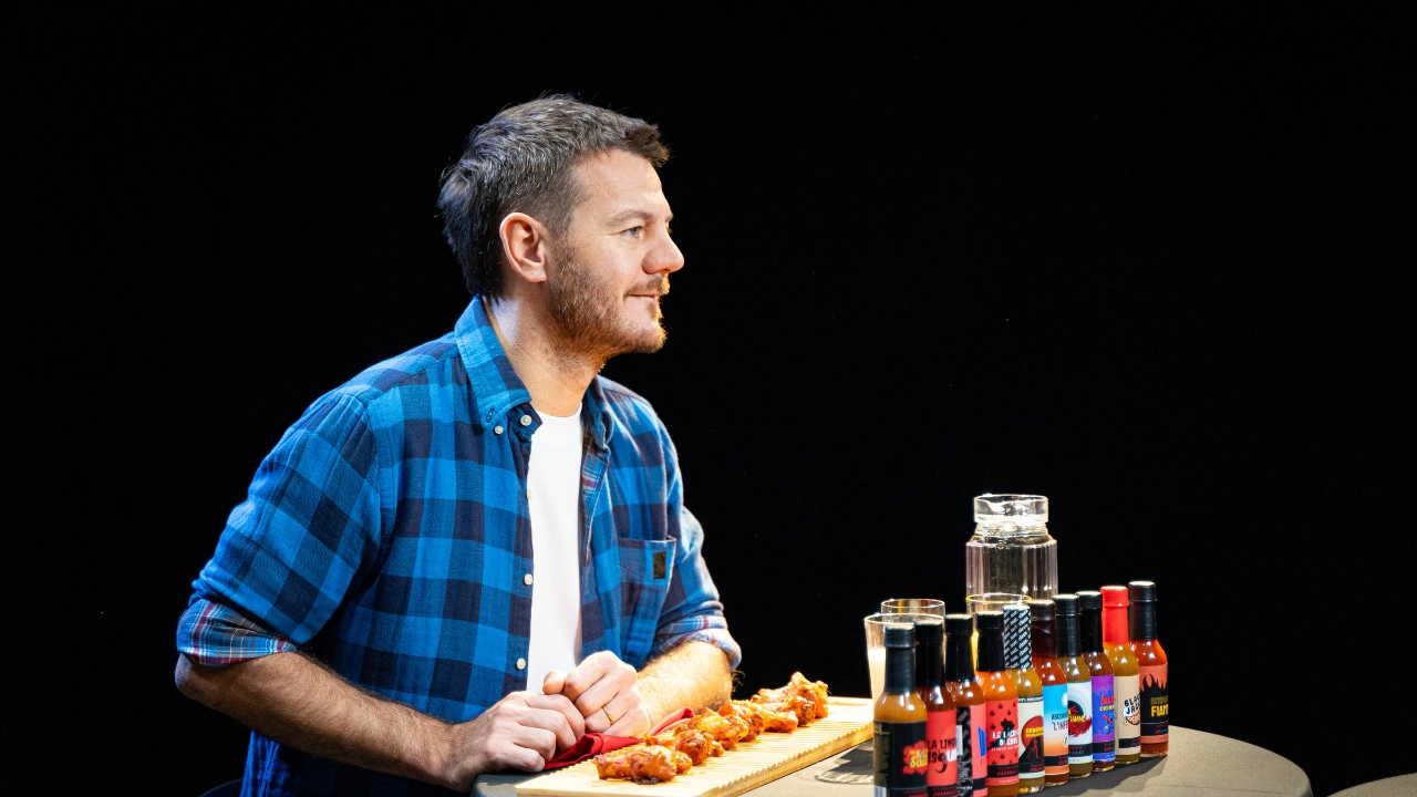 Hot Ones approda in Italia con Alessandro Cattelan alla conduzione: da lunedì su RaiPlay thumbnail