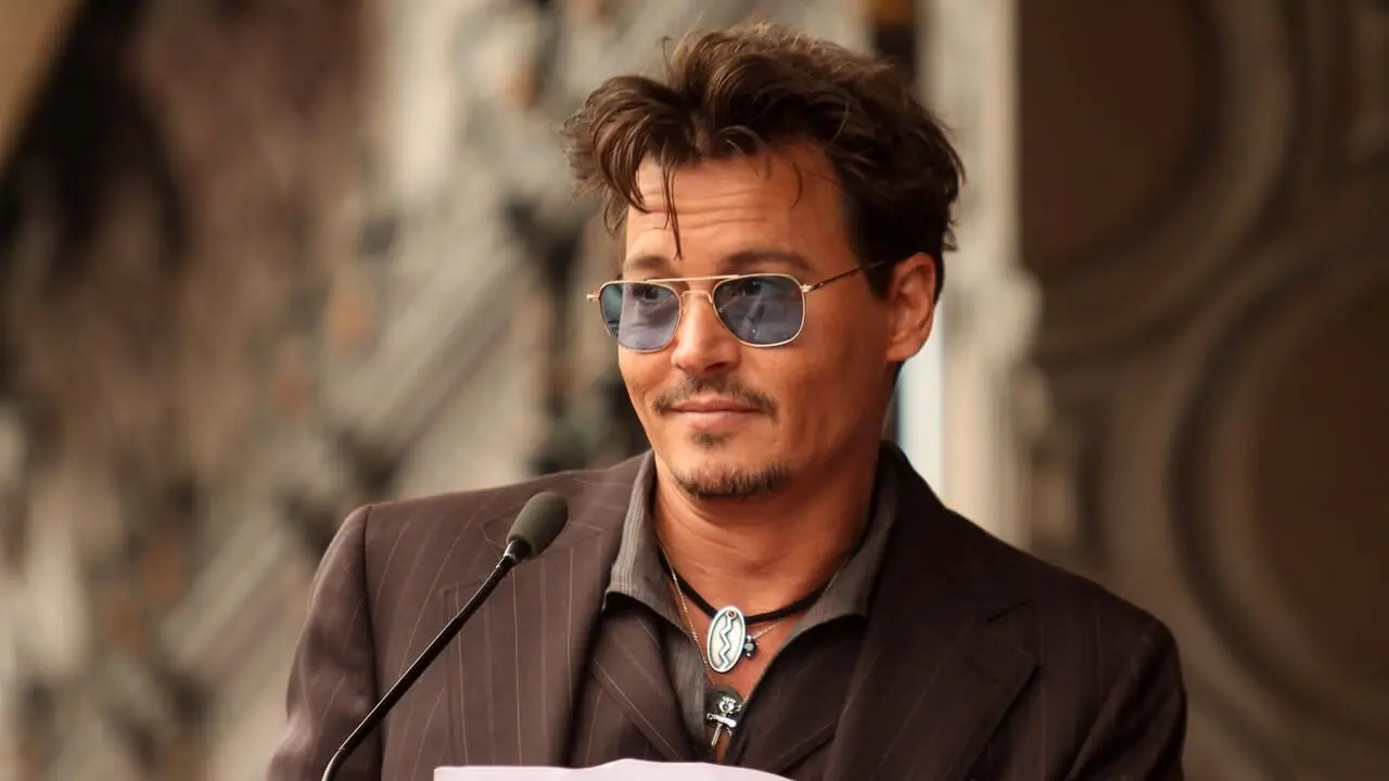 Johnny Depp è pronto a tornare nel ruolo di Jack Sparrow in Pirati dei Caraibi? thumbnail