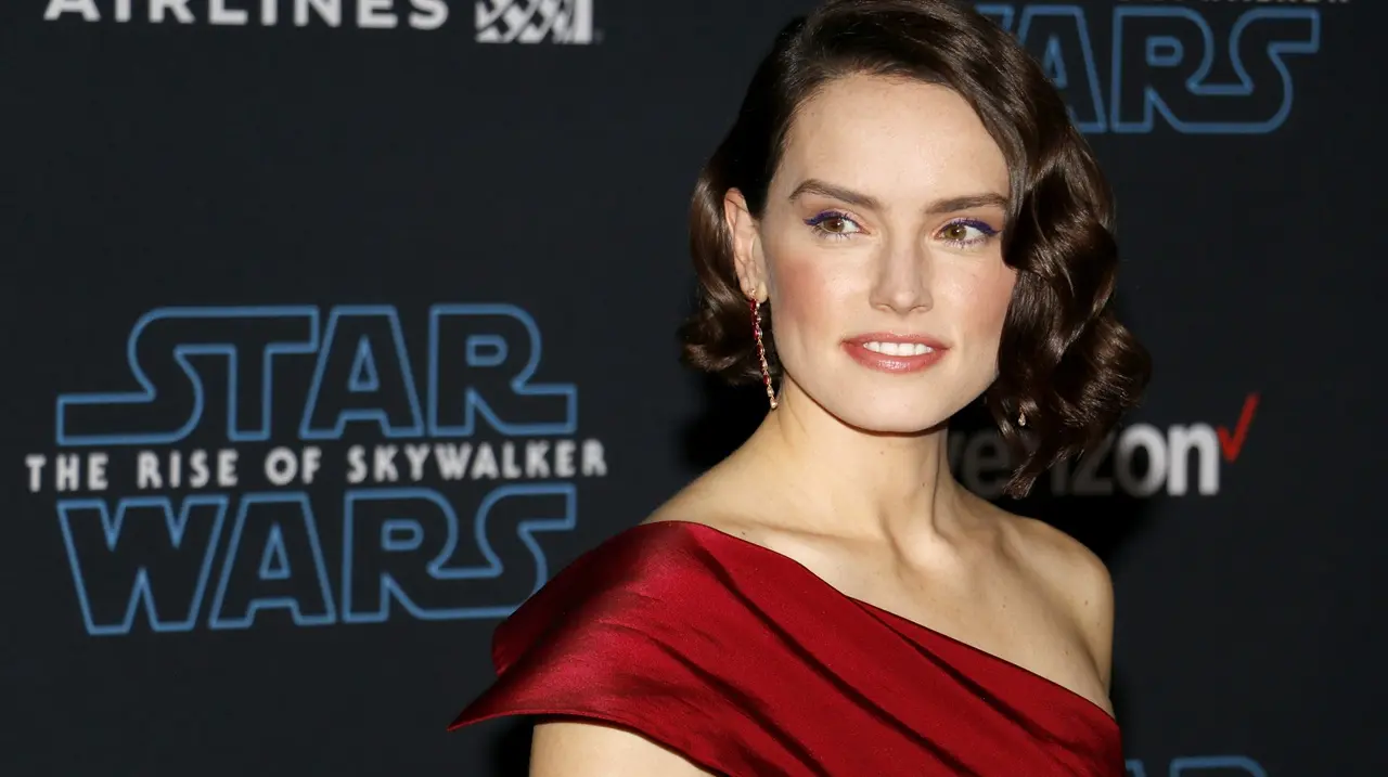 Star Wars: il film con Rey protagonista trova un (altro) nuovo sceneggiatore thumbnail