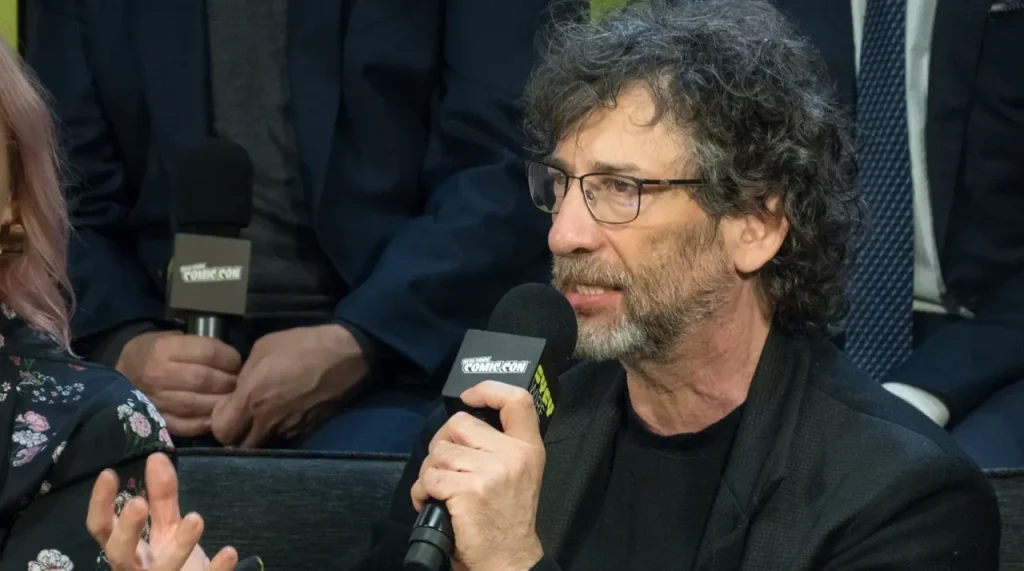 Neil Gaiman durante una conferenza a New York