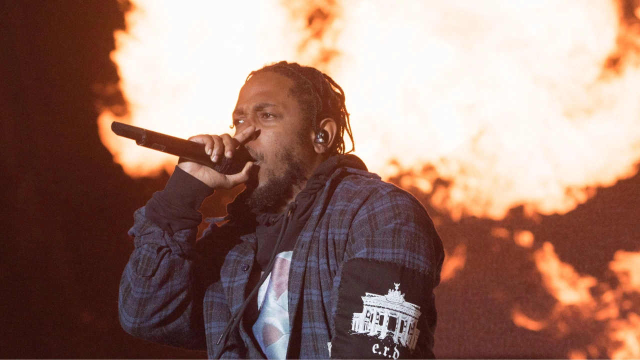 L'Halftime Show di Kendrick Lamar, tra musica, dissing a Drake e bandiere palestinesi thumbnail